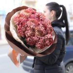 Букет из 65 веток кустовой розы 60 см