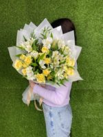 альстром и кустовая роза