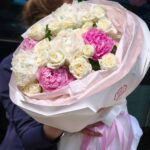 Букет из 75 роз 50 см и орхидеи
