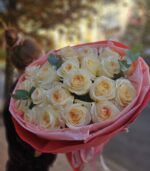 Букет из 21 пионовидной розы и эвкалипта