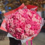 Букет из 25 веток кустовой розы микс