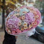 Букет из 21 пионовидной розы и эвкалипта