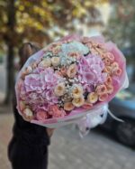 Букет из 21 пионовидной розы и эвкалипта