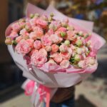 Букет из 25 веток кустовой розы микс
