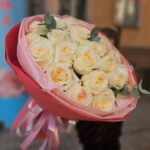 Букет из 21 пионовидной розы и эвкалипта