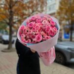 Букет из 19 веток кустовой розы в фоамиране