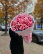 Букет из 19 веток кустовой розы в фоамиране