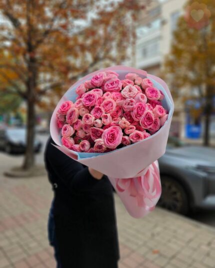 Букет из 19 веток кустовой розы в фоамиране
