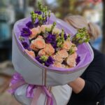 Сборный букет из кустовой розы и эустомы