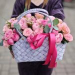 Сборный букет из кустовой розы и эустомы