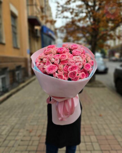 Букет из 19 веток кустовой розы в фоамиране