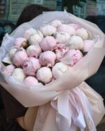 Букет из 25 импортных пионов в упаковке