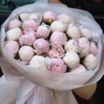Букет из 25 импортных пионов в упаковке