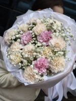 Букет из диантусов и гипсофилы в упаковке